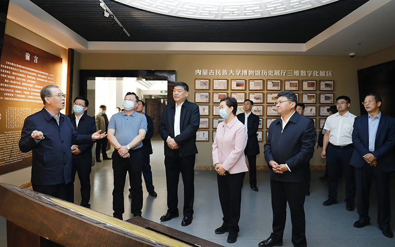 9月25日，自治区党委常委、统战部部长胡达古拉到我校调研指导工作.jpg